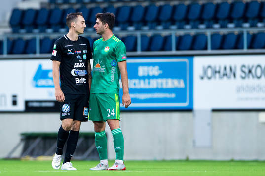 Dalkurds Besard Sabovic i en diskussion med Västerås