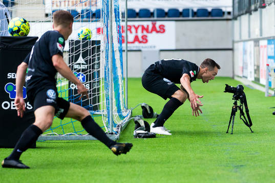 Västerås Filip Tronet jublar mot en målkamera