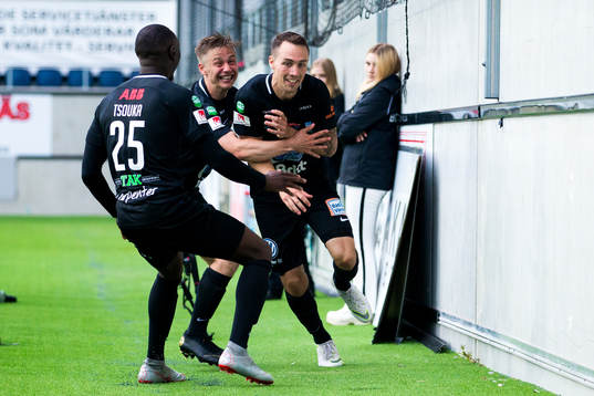 Västerås Filip Tronet jublar med Ravy Tsouka Dozi och