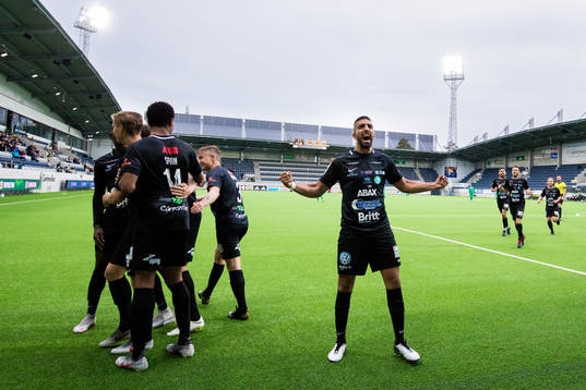 Västerås Sean Sabetkar jublar med lagkamrater