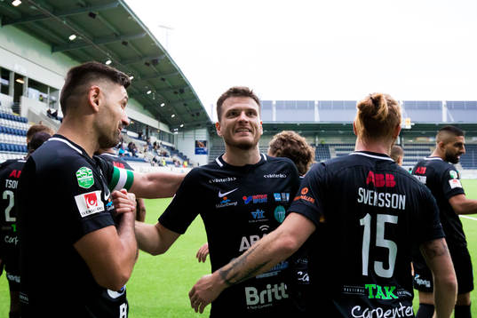 Västerås Boris Lievar (m) jublar med Ilir Belisha (v) och