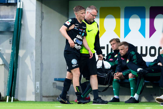 Västerås Dennis Persson  lämnar planen skadad