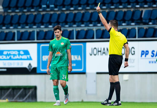 Dalkurds Besard Sabovic får ett gult kort av domare Mirza