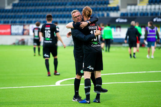 Västerås assisterande tränare Joacim Gunnarsson jublar