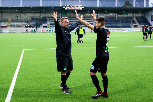 Västerås assisterande tränare Joacim Gunnarsson jublar