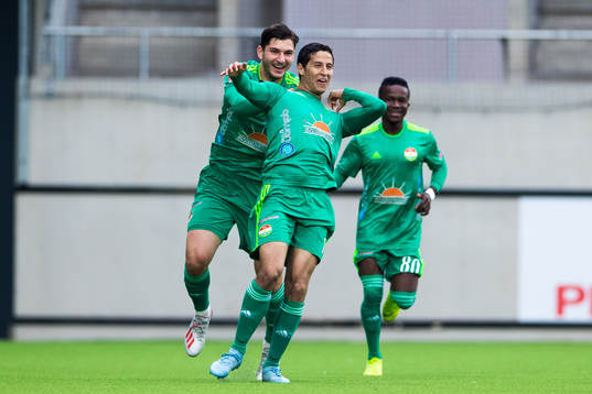 Dalkurds Ahmad Awad jublar med Besard Sabovic (v)
