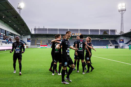 Västerås Västerås Samuel Holm (m) jublar med lagkamrater