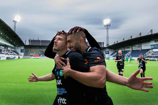 Västerås Boris Ljevar jublar med Sean Sabetkar