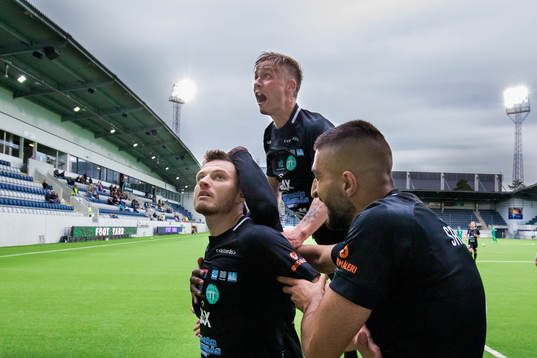 Västerås Boris Lievar (v) jublar med Dennis Persson (m)