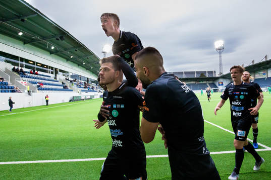 Västerås Boris Lievar (v) jublar med Dennis Persson (m)