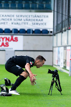 Västerås Filip Tronet jublar mot en målkamera