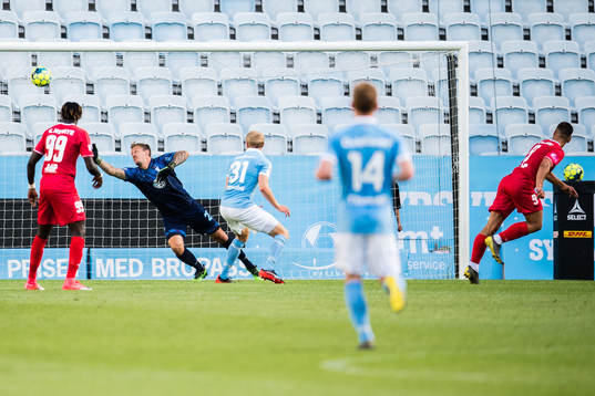 Goricas Lukasz Zwolinski gör 0-1 bakom Malmö FFs Johan