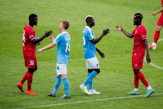 Malmö FFs Anders Christiansen och Bonke Innocent tackar