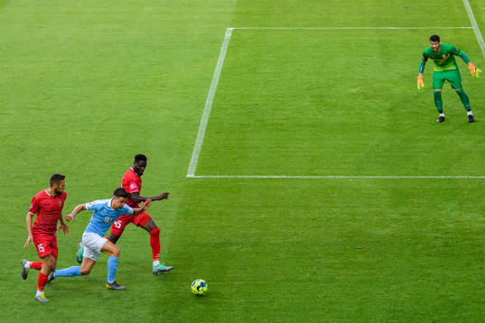 Malmö FFs Marcus Antonsson avancerar mot Goricas målvakt