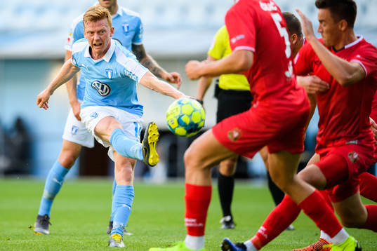 Malmö FFs Anders Christiansen testar skott