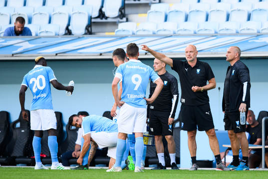 Malmö FFs tränare Uwe Rösler pratar med Markus Rosenberg