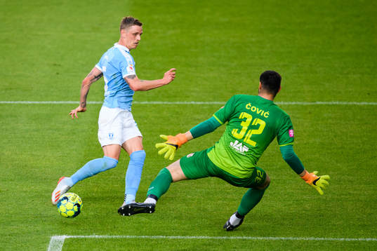 Malmö FFs Sören Rieks mot Goricas målvakt Ivan Covic
