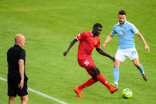 Goricas Jacques Haman och Malmö FFs Erdal Rakip framför