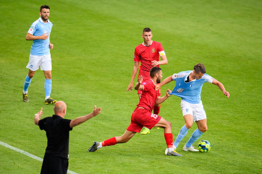Malmö FFs Markus Rosenberg hålls fast