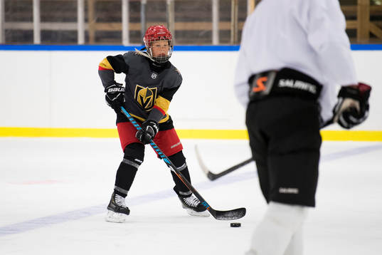 Ville Oksanen är med när Andreas Johnsson tränar