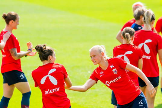 Cecilie Redisch Kvamme and Karina Sævik of Norway