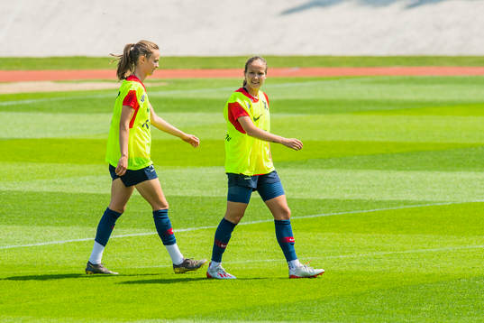 Caroline Graham Hansen and Guro Reiten of Norway