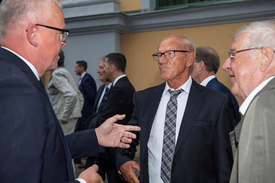 Former swedish head coach Tommy Svensson speaks to current