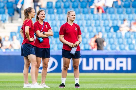Goalkeeper Cecilie Hauståker Fiskerstrand, Kristine Minde