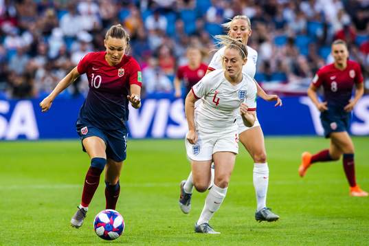 Caroline Graham Hansen of Norway and Keira Walsh of England