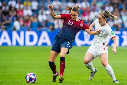 Caroline Graham Hansen of Norway and Keira Walsh of England