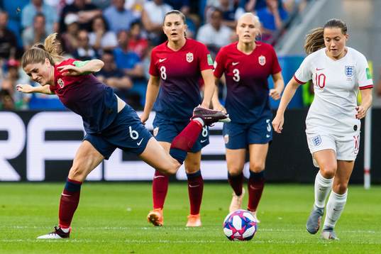 Maren Nævdal Mjelde and Fran Kirby of England