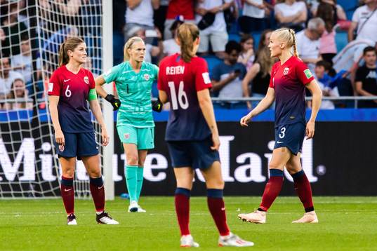 Maren Nævdal Mjelde, goalkeeper Ingrid Hjelmseth, Guro