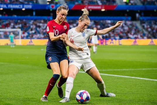 Caroline Graham Hansen of Norway and Keira Walsh of England