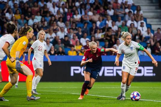 Karina Sævik of Norway and Steph Houghton of England