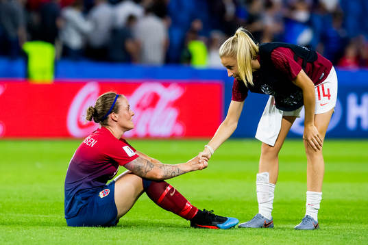 Isabell Lehn Herlovsen of Norway and Leah Williamson of