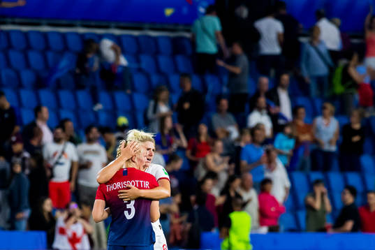 Millie Bright of England embrace Maria Thorisdottir of