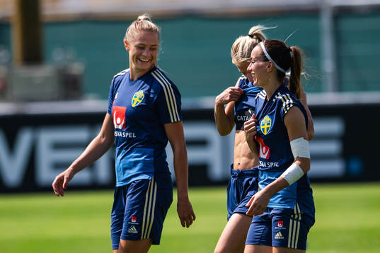 Fridolina Rolfö , Sofia Jakobsson and Kosovare Asllani of