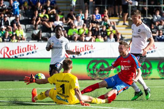 Helsingborgs Rasmus Jönsson gör 0-1 bakom Örebros