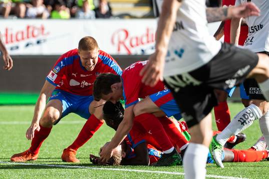 Helsingborgs Rasmus Jönsson jublar med lagkamrater