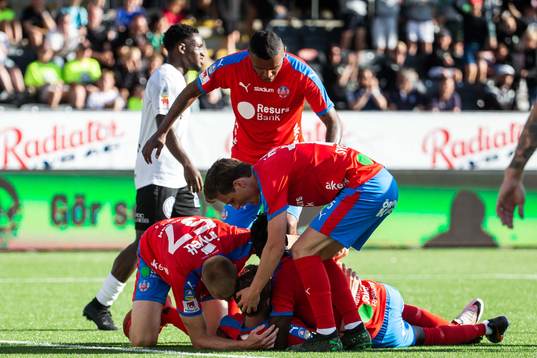 Helsingborgs Rasmus Jönsson jublar med lagkamrater