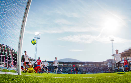 Helsingborgs Rasmus Jönsson gör 0-1 på Örebros målvakt