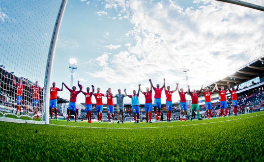 Helsingborgsspelarna jublar framför fansen
