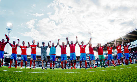Helsingborgsspelarna jublar framför fansen