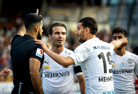 Örebros Agon Mehmeti och Nordin Gerzic vädjar hos domaren