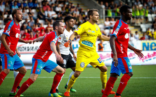 Örebros målvakt Oscar Jansson i Helsingborgs målområde
