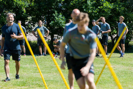 Max Friberg, Viktor Ekbom mfl ser på när Frölunda kör
