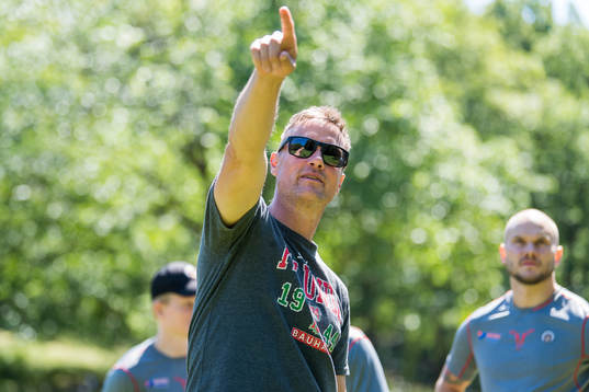 Tränare Roger Rönnberg pekar ut vägen när Frölunda