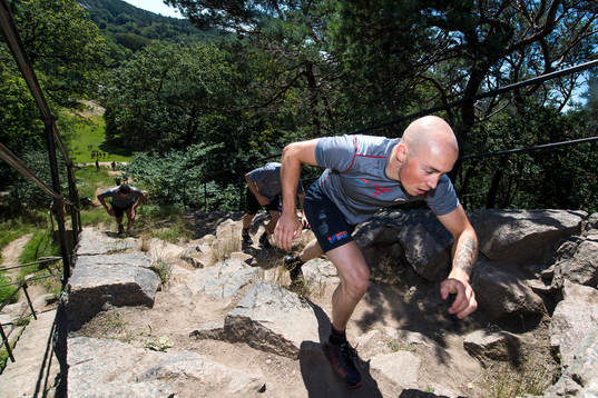 Joel Mustonen på väg upp för Bragebacken i Slottskogen