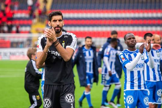 IFK Göteborgs målvakt Ioannis Anestis tackar publiken