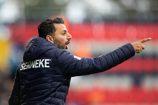 IFK Göteborgs tränare Poya Asbaghi reagerar